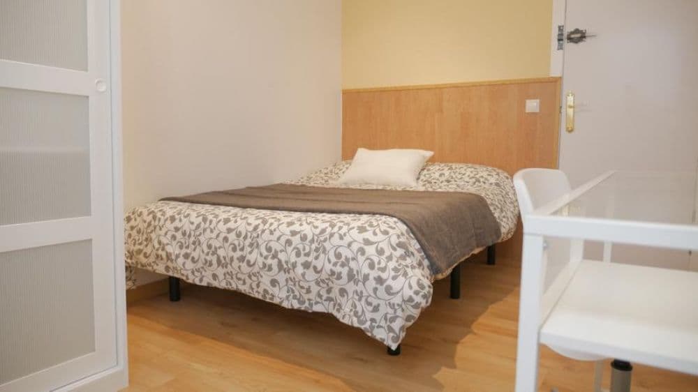 Habitación estudiantes Barcelona: habitación amueblada en un piso compartido de la Ronda de Sant Pere