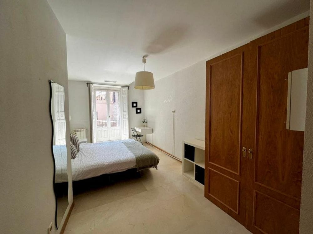 Charming shared room with balcony in Sol