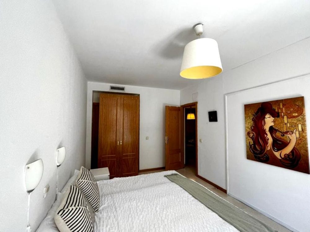 Shared room with private balcony in Bordadores