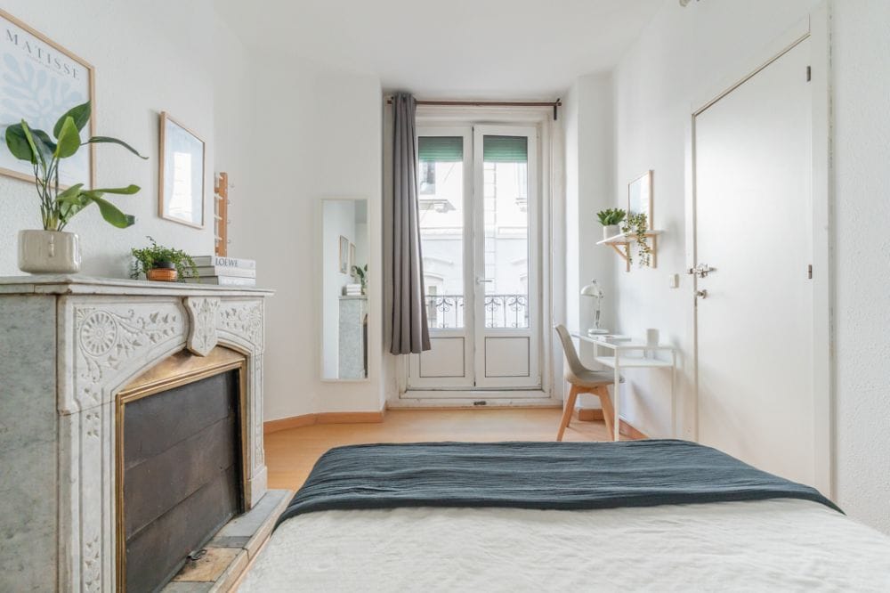Bright room with balcony in Bailén