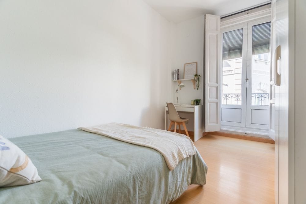 Well-equipped room in Bailén