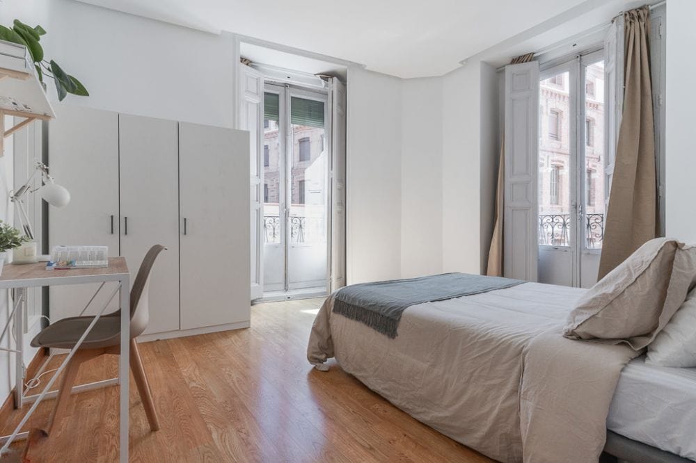 Room with two balconies in Redondilla Street