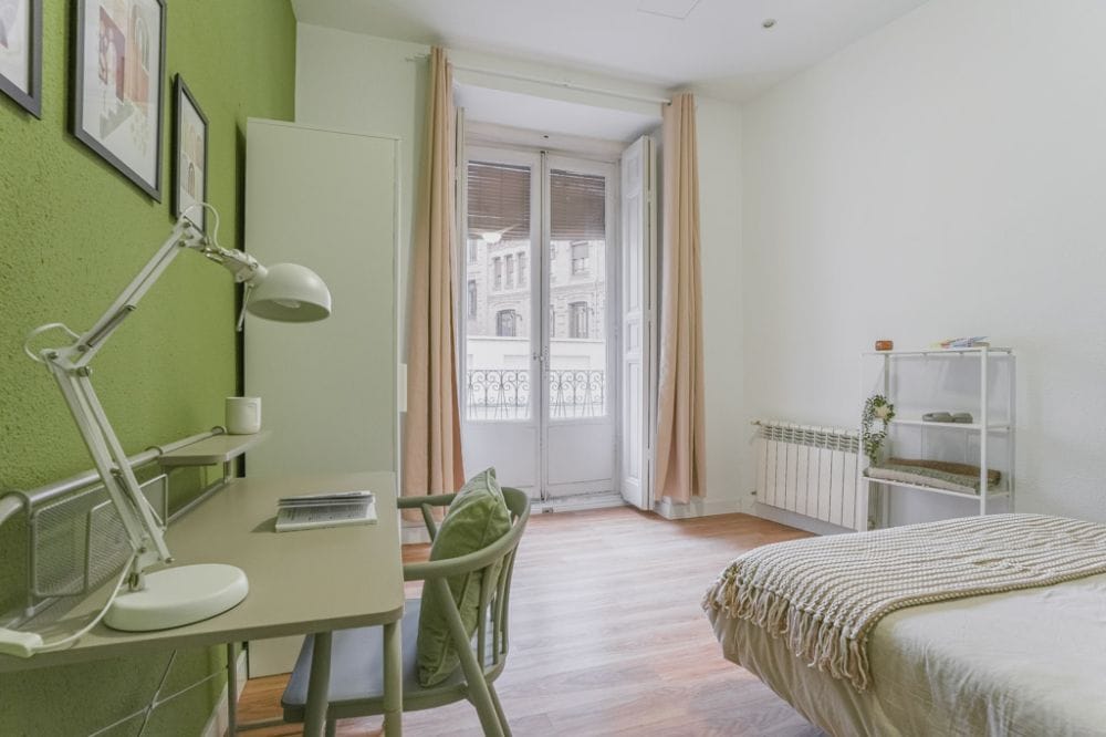 Room with balcony in Redondilla Street