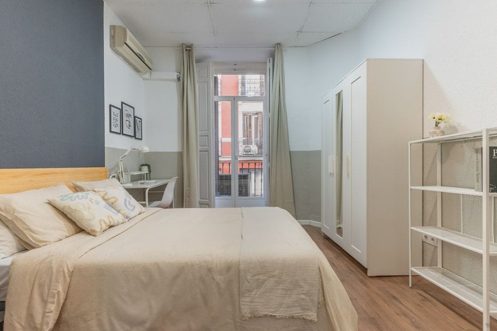 Room with balcony on Caños del Peral Street