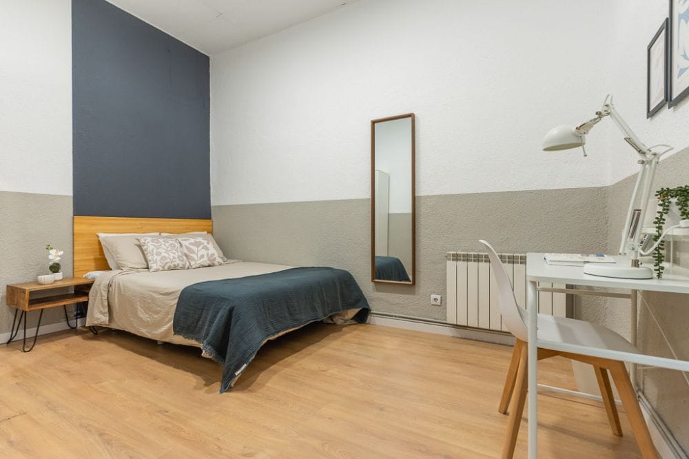 Magnificent room in Caños del Peral Street