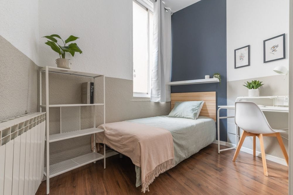 Room for students in Caños del Peral