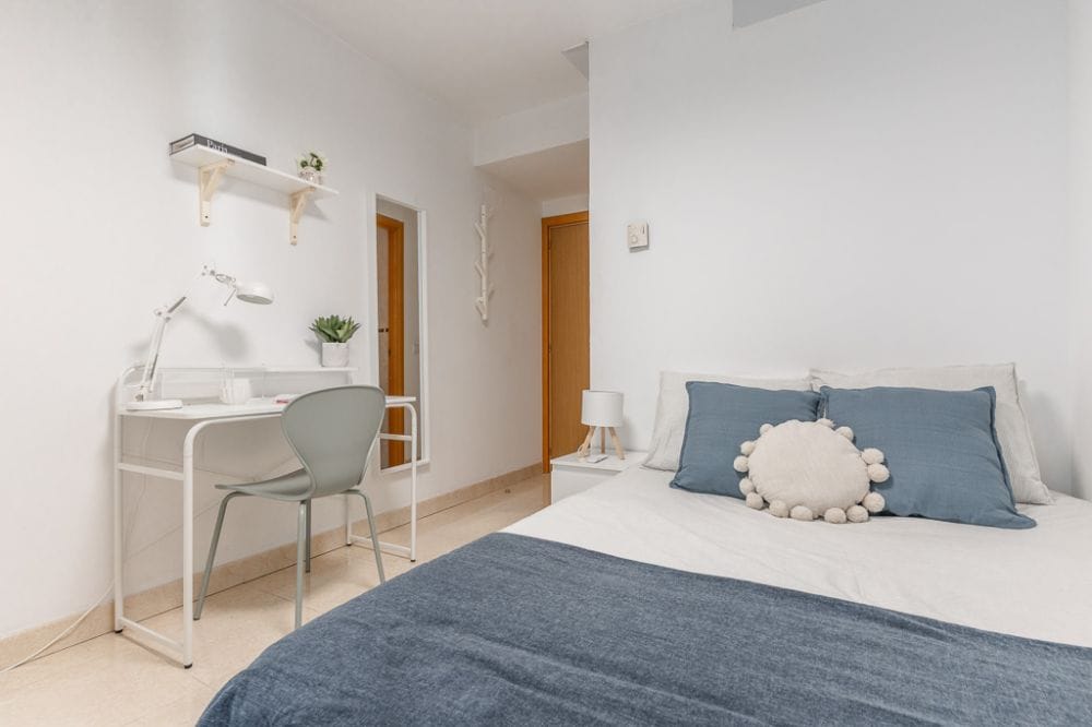 Room with a balcony in Plaza de Santa Cruz