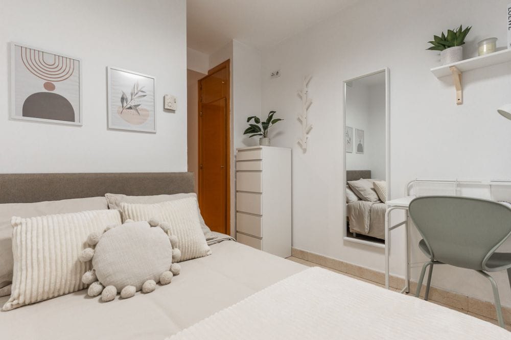 Bright room in Plaza de Santa Cruz