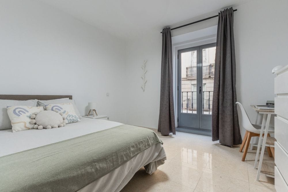 Room with private bathroom in Plaza de Santa Cruz