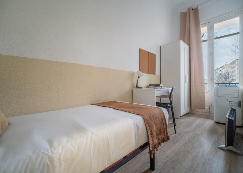 Room with balcony in Quevedo