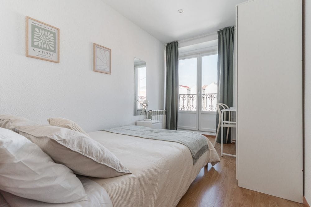Bright double room in central Madrid