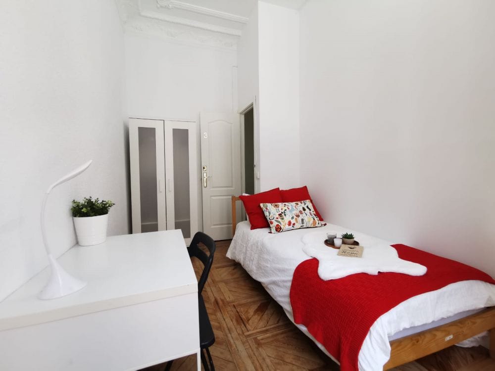 Individual room in Preciados Street