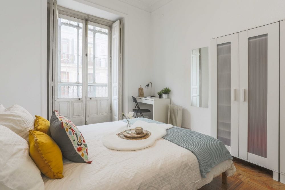 Room with balcony in Preciados