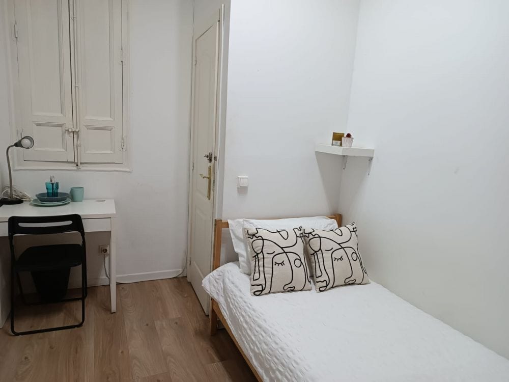 Room in the heart of Madrid, Preciados Street