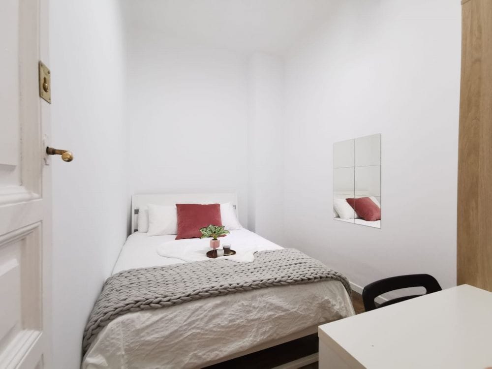 Charming room in Preciados