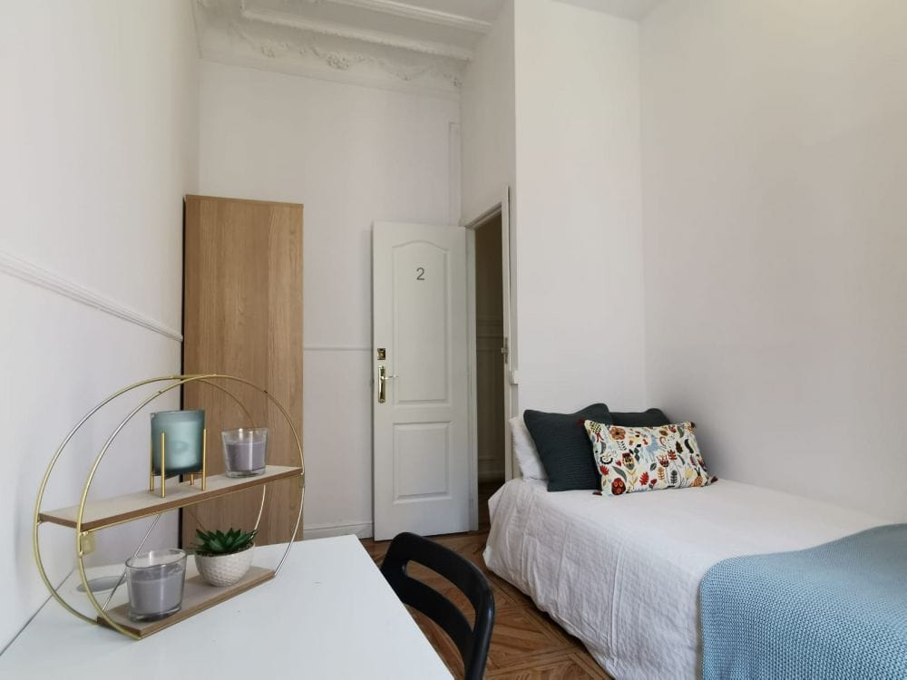 Bright room in Madrid, Preciados Street