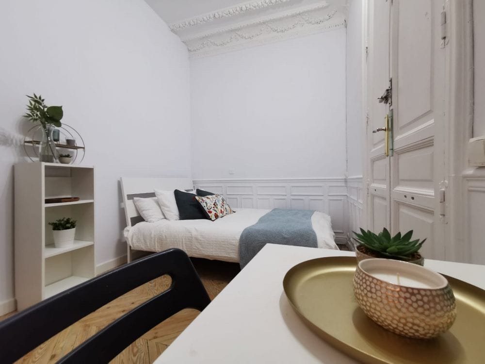 Spectacular room in the heart of Madrid