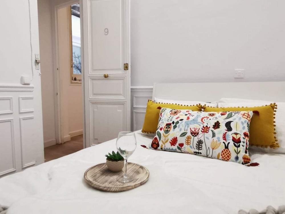 Room with large bed in Preciados