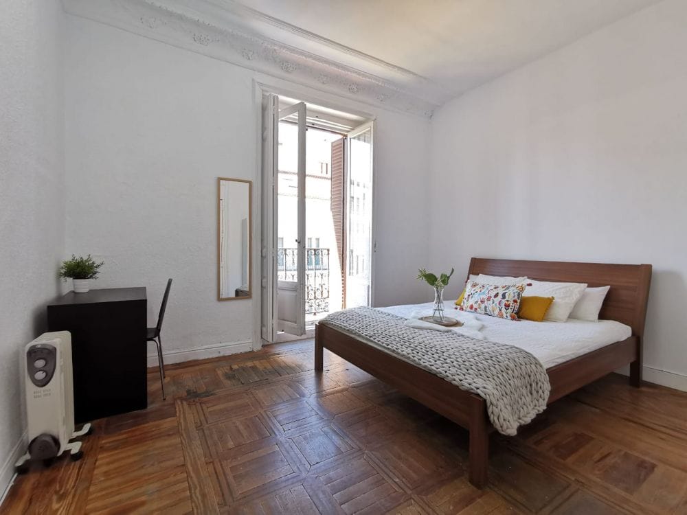 Bright room in Preciados Street