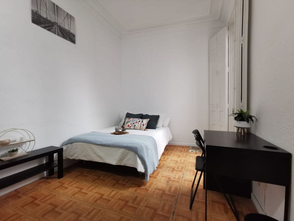 Spacious room in Preciados, central Madrid