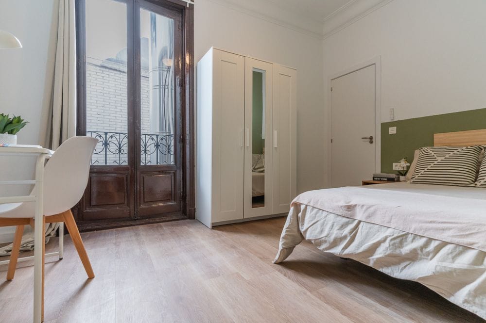 Bright room with private bathroom in Preciados