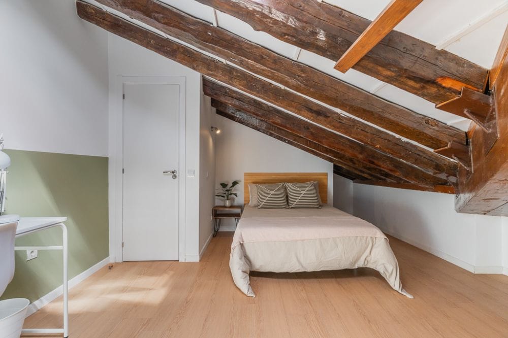 Spacious room on Preciados Street