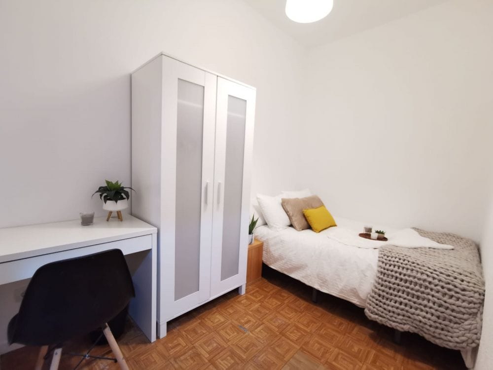 Perfect room in Madrid, Preciados Street
