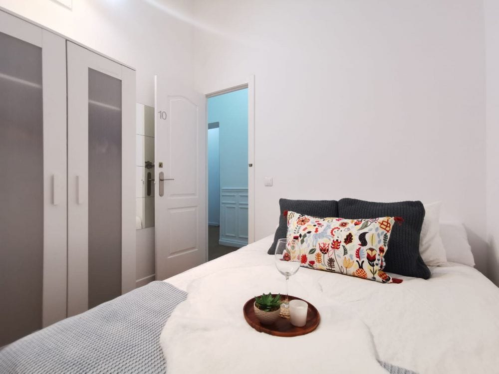 Room with double bed in Madrid, Preciados Street