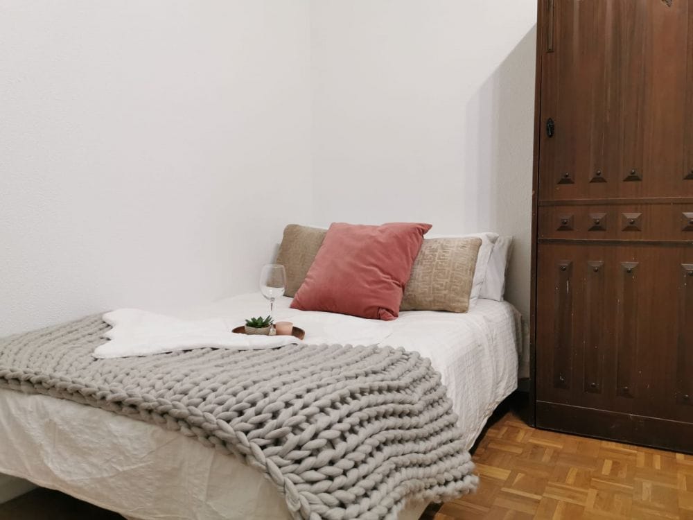 Single bed room in Madrid, Preciados Street