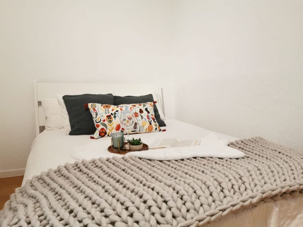 Furnished room in Preciados