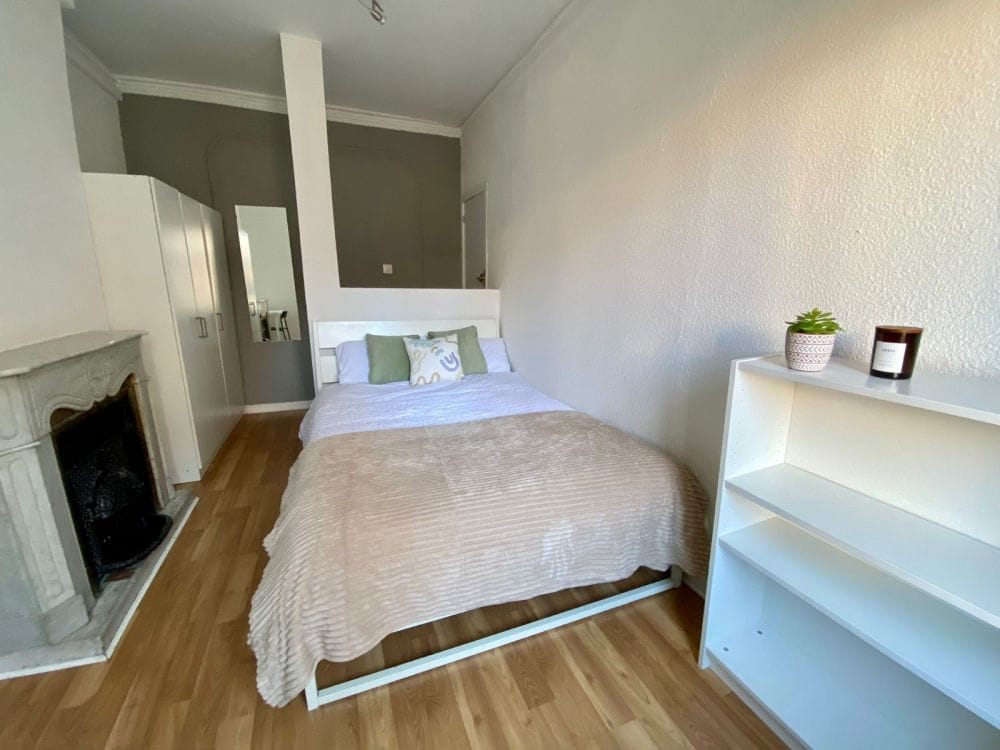 Bright and spacious room in Madrid