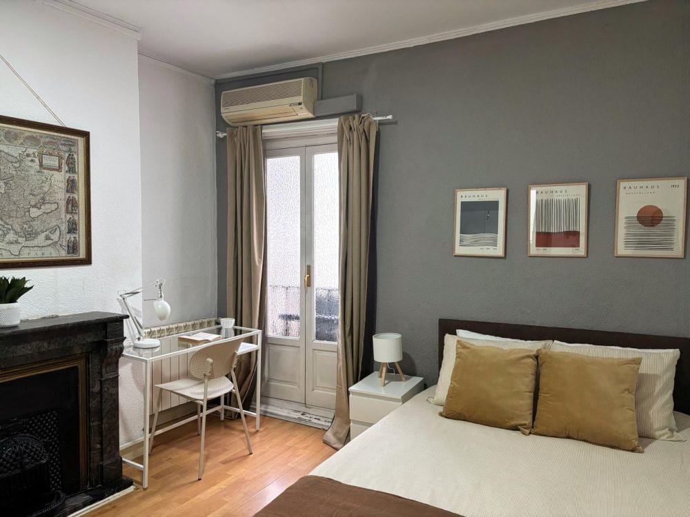 Spacious bedroom in Calle Conde de Aranda