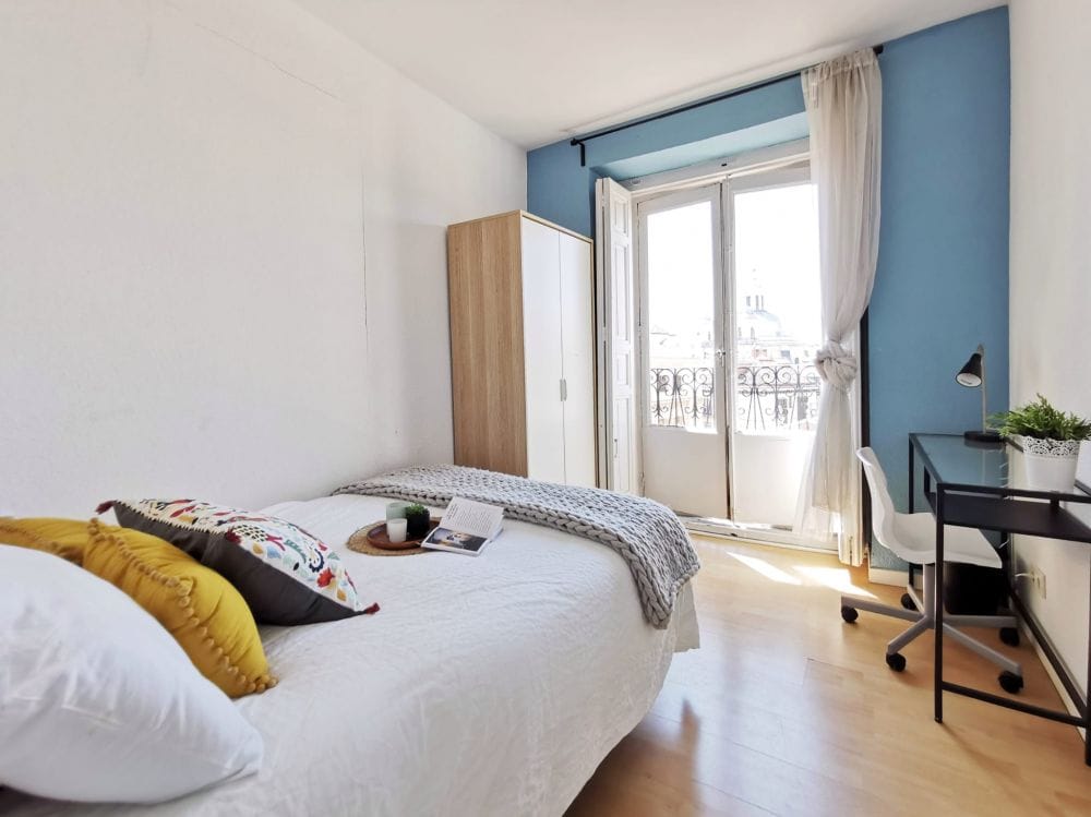 Room with balcony in Redondilla Street