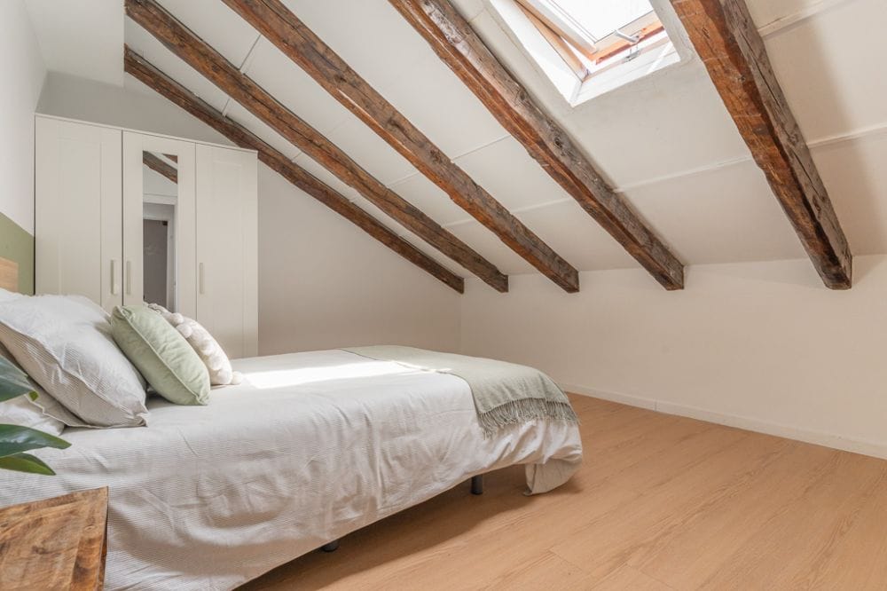 Nice room in the attic in Madrid