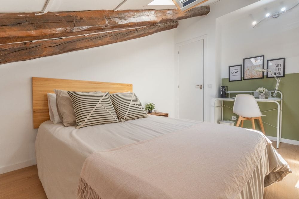 Room with skylight in Preciados