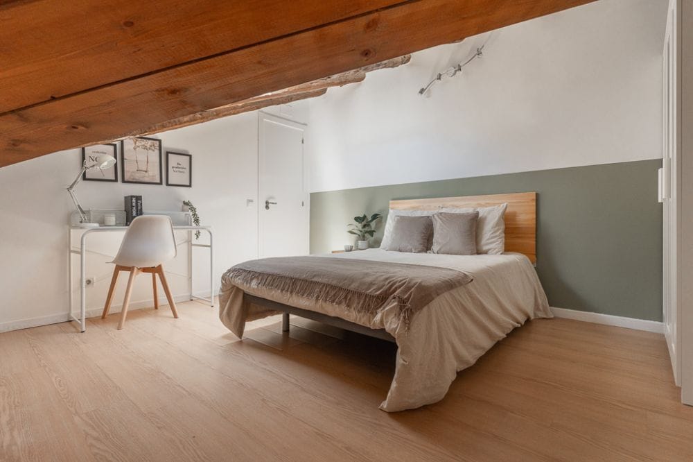 Spacious room in the attic in Madrid