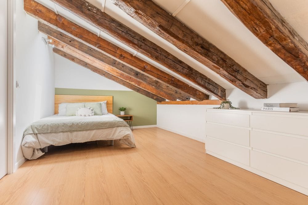 Nice room in the attic in Preciados