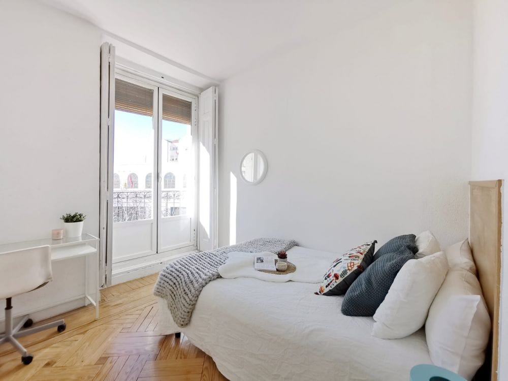 Very bright room in La Latina