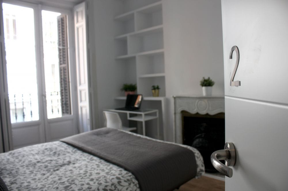 Room with balcony in Valenzuela Street