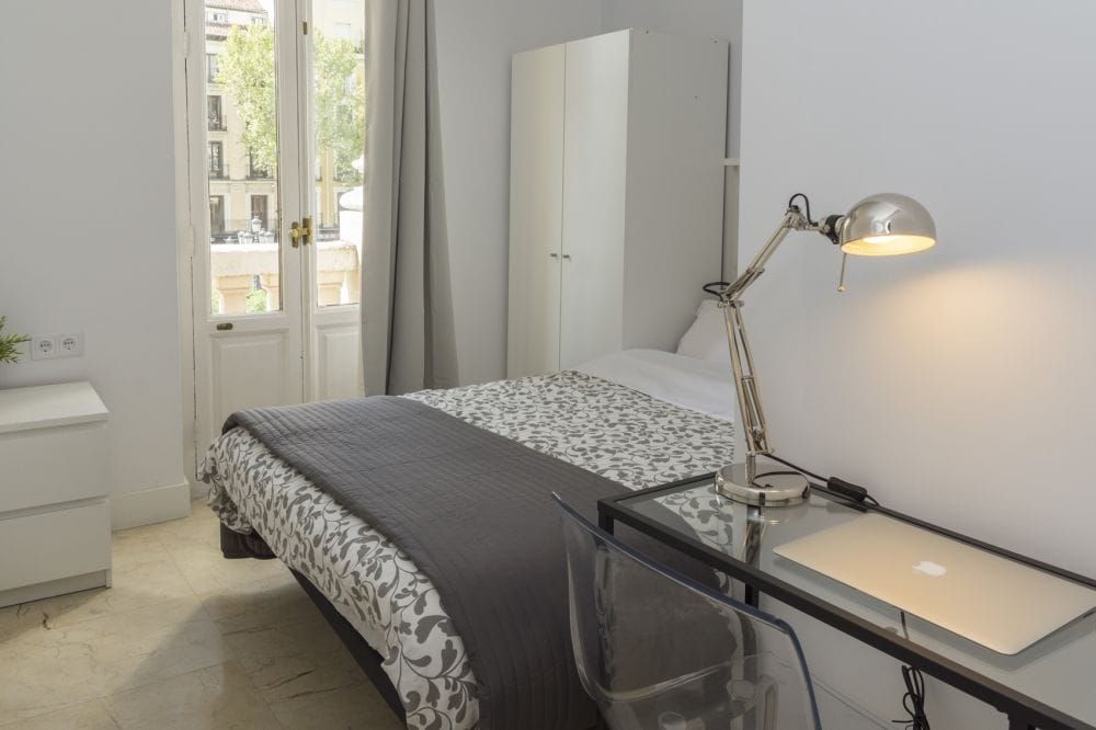 Beautiful room in Plaza de Santa Ana