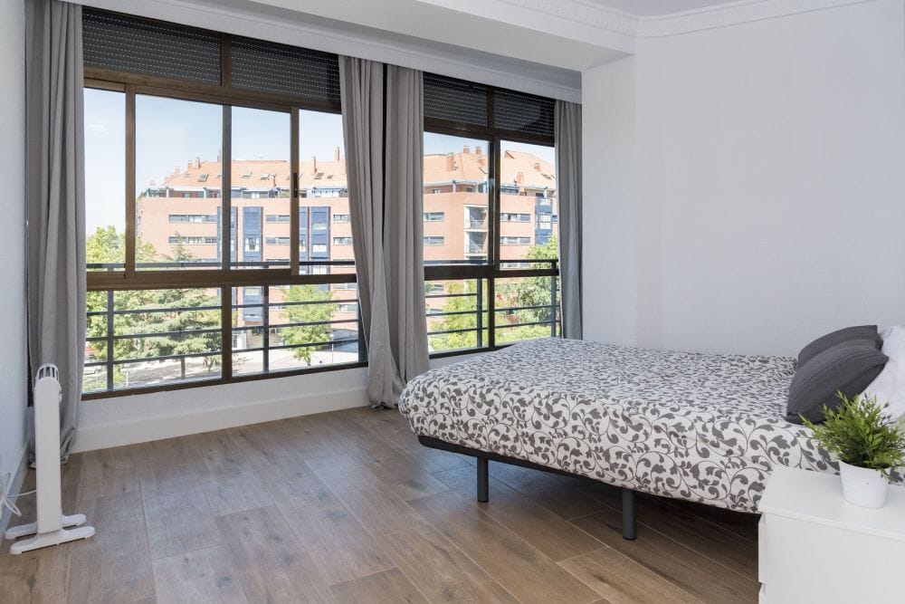Large and bright room in Paseo de los Pontones