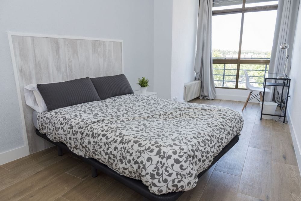 Modern room in Madrid, Paseo de los Pontones Street