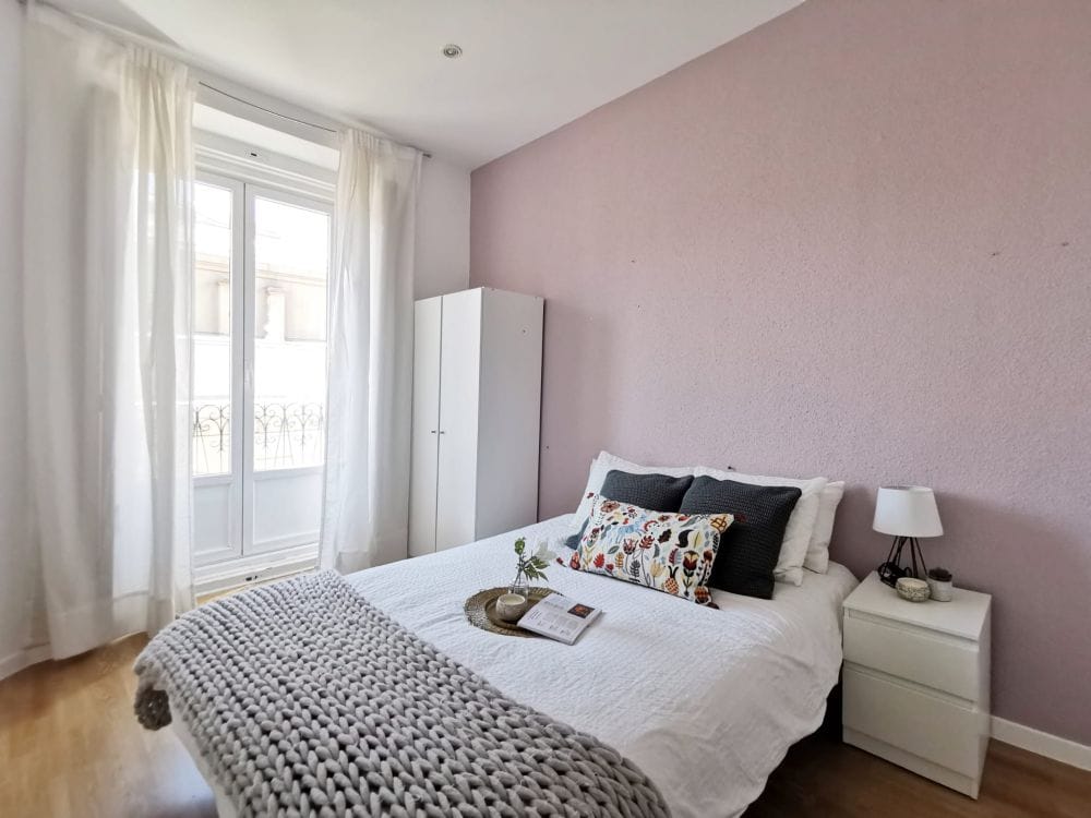 Room with a balcony in Redondilla Street