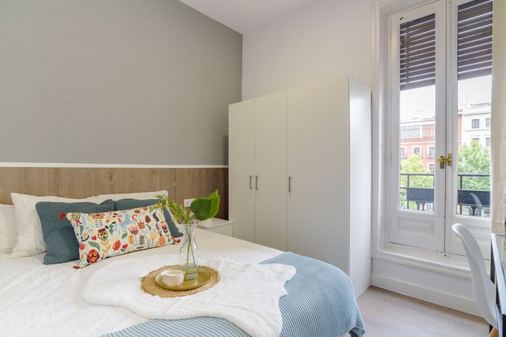 Room with a balcony in Plaza de Santa Ana