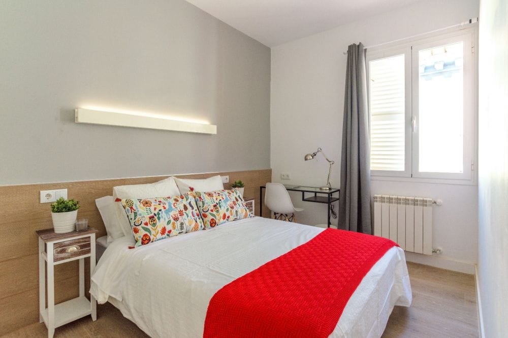 Bright room in Mesón de Paredes