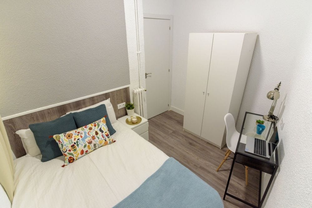 Charming double room in Ayala Street