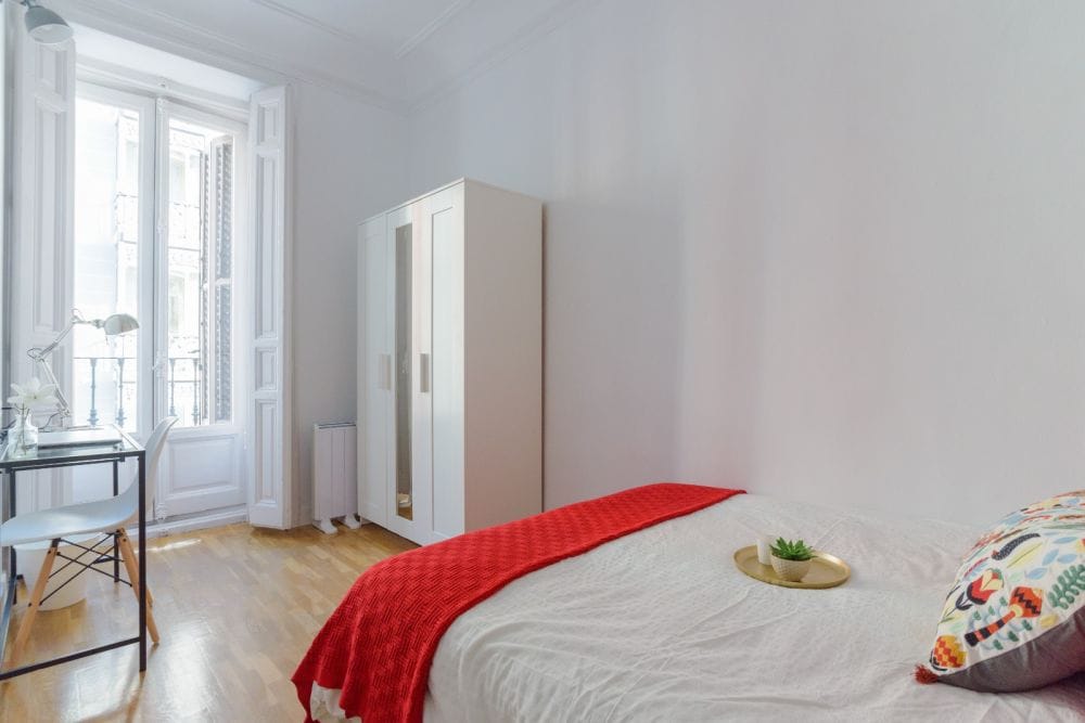 Bright double room in Madrid