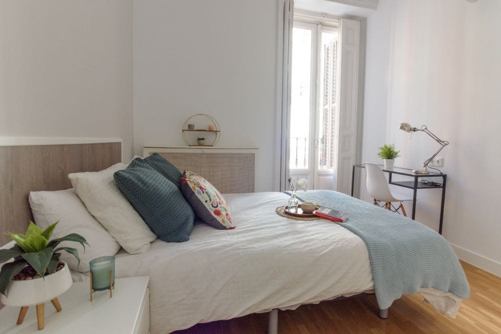 Room with balcony in Valenzuela Street