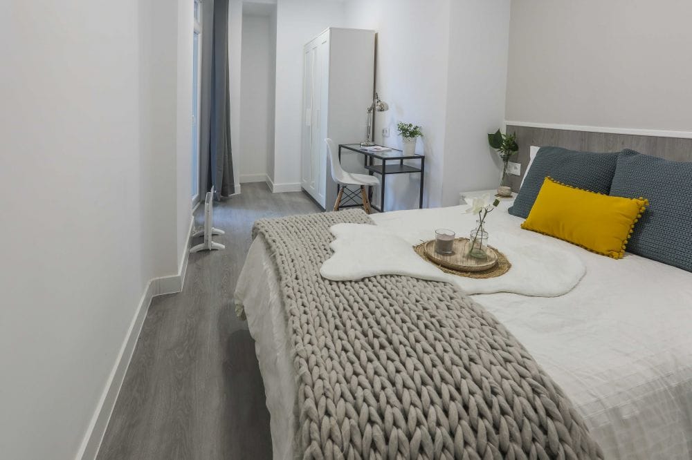 Room with double bed near the centre of Madrid