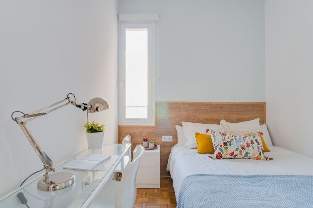 Room with double bed in Fernán Gonzalez Street